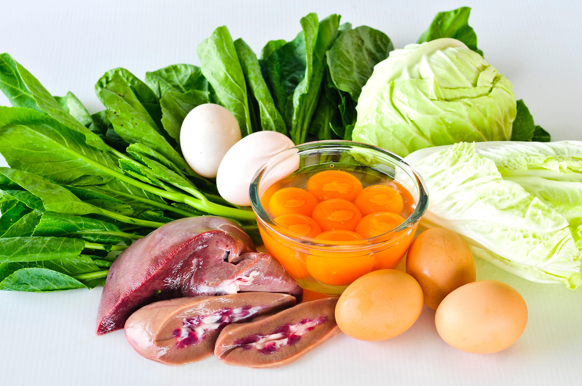 Vitamin j. Витамин b5. Витамин b5 содержится. Животные источники витамина а. Витамин д в тарелочке.